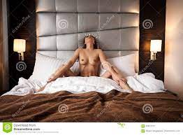 Sexy Schöne Brunettefrau Sitzen Auf Bett Mit Den Weit Offenen Beinen, Nackte  Brüste Stockfoto - Bild von gemütlich, karosserie: 94847270