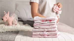 Schliesslich möchten sie gerade beim ersten baby alles richtig machen und keinesfalls mit der baby erstausstattung zu spät dran sein. Baby Erstausstattung Kleidung Das Brauchst Du Wirklich Littleup