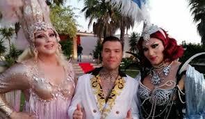 Io, fedez, achille lauro e le prove d'abito su instagram con la sua voce e le sue canzoni, orietta berti ha attraversato 60 anni di storia. Fedez Drag Queen Denuncia Il Trattamento Ricevuto Nel Videoclip Di Mille Trans Messe In Ombra Giorni Da Incubo