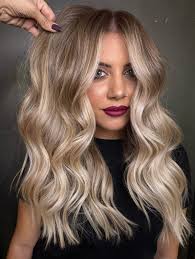 Blonde Champagne Balayage 🍾 #lisahernandez #btclisaherofficial  @trussprofessional @trussespana 🥂 lightener- Blanc Blonde 🥂 Base tone