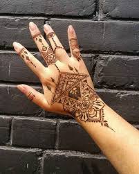 Watching a henna tattoo being created can be mesmerizing. 90 Henna Tattoo Ideen Neueste Trends Und Wunderschone Motive