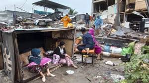 Kumpulan berita gempa bumi terkini menurut bmkg, informasi menurut bmkg, episenter gempa bumi terletak pada koordinat 2.47 ls dan 119.54 bb, atau darat 42 km tenggara mamuju tengah. Gempa Mamuju Pengungsi Gempa Majene Mulai Kesulitan Makanan Proses Evakuasi Korban Di Bawah Reruntuhan Masih Dilakukan Bbc News Indonesia