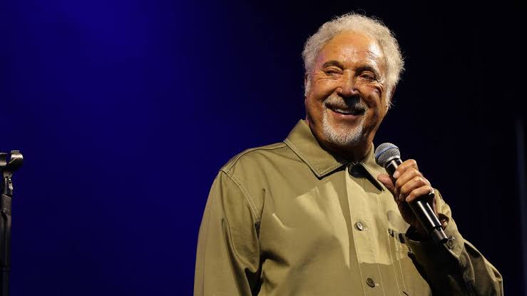 Tom Jones' strange health remedy saw him hang upside down 'like a bat' -  The Mirror