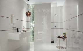 Regalando un effetto davvero elegantissimo e raffinato all'ambiente, le piastrelle a mosaico trasformeranno il vostro bagno in una vera e propria spa, un luogo davvero magico, ricco di comfort e benessere, il luogo perfetto dove rilassarsi al termine di una lunga giornata di lavoro. Rivestimento Bagno Piastrelle Effetto Marmo Di Carrara Lucido