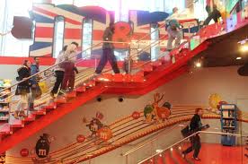 Bliv medlem af h&m club for fri fragt og returnering. Why The Hell Do People Go To M M S World Londonist