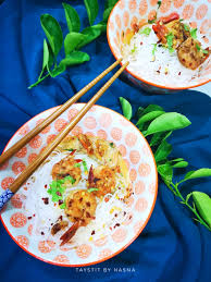 Heat the sesame oil over medium heat in a wok or large skillet or dutch oven add the ginger and garlic and cook for a couple minutes, taking care the garlic doesn't burn add the tamari, then the bok choy, turning to coat in the oil and seasoning. Saucy Garlic Butter Prawns In Coconut Milk With Rice Noodles Taystit By Hasna