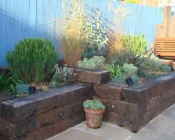 משמים לעיצוב פריטים בגינה ובבית החל מאדניות גדרות וספסלים ועד לשערים ומדרגות בתמונה אדני רכבת המשמשים כ Bahnschwellen Garten Mediterraner Garten Gartenliege