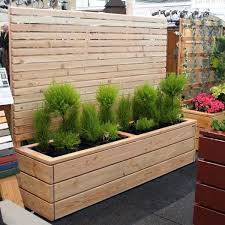 Bildergebnis Fur Sichtschutz Terrassenholz Garten Pflanzkubel Holz Vorgarten