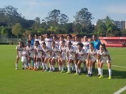 Os técnicos ou treinadores do são paulo futebol clube, amparados por uma comissão técnica formada pelo clube, contam com a estrutura do clube e com os jogadores para ter sempre em foco a aquisição de títulos para o clube. Futebol Feminino Do Sao Paulo Fecha Primeiro Patrocinio Exclusivo Ate O Final Do Ano Sao Paulo Ge