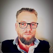 Gisteren was het dan zover. Na 10,5 jaar afscheid genomen bij CCV. Ik wil  alle collega's dan ook hartelijk bedanken voor de fijne samenwerking. Als  kers op de taart kreeg ik in