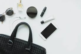 Setelah barang tiba di gudang china tim gudang akan melakukan pengecekan barang dan pengukuran dimensi barang dengan menyesuaikan dengan invoice dan packinglist. 10 Rekomendasi Barang Wajib Bagi Wanita Yang Musti Ada Di Dalam Tas Anda