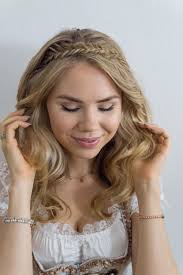geflochtenes haarband mit fischgratenzopf mittellange haare frisuren einfach dirndl frisuren mittellang geflochtene frisuren