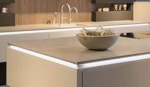 kuche mit granit arbeitsplatte mit integrierter beleuchtung arbeitsplatte kuche granit arbeitsplatte kuche keramik arbeitsplatte