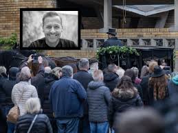 Auf gala.de erfahren sie mehr über den kölschen entertainer. Beerdigung Von Willi Herren 45 Trauerfeier Um 11 11 Uhr So Nehmen Familie Und Fans Abschied