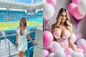 Internet goes crazy for busty Miami Dolphins fan... But theres a twist |  Marca