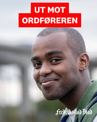 Lenge nøt Daniel Culbertson (46) fra Halden utsikten over Fredrikstad og  Gamlebyen, men så holdt det på å gå galt. Nødskjermen til den rutinerte  fallskjermhopperens dundret med et plask i Friluftsbadet på