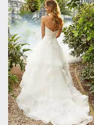 Das brautkleid oder hochzeitskleid wird von der braut zur hochzeitszeremonie getragen. Schulterfreies Brautkleid Mit Corsage Und Spitzenapplikationen Auf Oberteil Und Volant Rock Brautmode Glamourose Hochzeitskleider Kleid Hochzeit