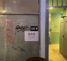 Guerra willy.. Cine todo amigo.. . . . . . #graffiti #trash #noche #color  #wordwide