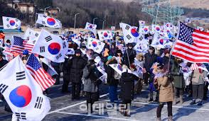 '태극기부대'의 세가 결코 작지 않다는 현실을 감안하면 자유한국당에서 이들을 무시하지 못할 겁니다. í¬í†  í‰ì°½ ì˜¨ íƒœê·¹ê¸°ë¶€ëŒ€
