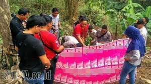 Setelah kupakai kaos dan celana yang kuambil dari lemari dan cuci muka sedikit, aku menuju ke ruang tamu, membuka pintu. 3 Berita Paling Dicari Kematian Ibu Polisi Jamur Busuk Di Telinga Dan Bocah Sd Tewas Dibully Halaman All Bangka Pos