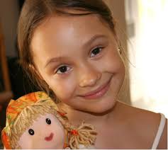 Photo libre de droits gratuite de Fille souriante avec poupée et chapeau  coloré | FreeImages