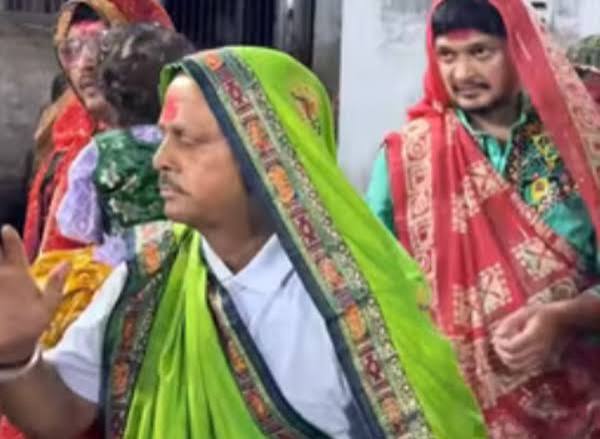 Men wear sarees to perform Garba in Gujarat: The chilling 200-year-old curse behind this tradition - The Times of India