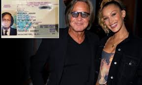 Bella hadid (21), tochter eines jordanischen immobilienhändlers palästinensischer abstammung, hat unter anderem via instagram stellung zu dem aufkeimenden konflikt bezogen. Bella Hadid Ne Lufte Me Instagramin Ma Shlyen Foton Vec Pse Shkruante Se Babai Im Eshte Nga Palestina Gazeta Online Insajderi