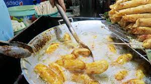 Another banana sweet street food is turon which is one of the most famous street foods in manila. Banana Cue Und Turon Die Philippinen Im Video