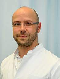 Krzysztof zakrzewski zasłynął jednak przede wszystkim ze swoich ról dubbingowych. Arzte Neurochirurgische Gemeinschaftspraxis Greifswald