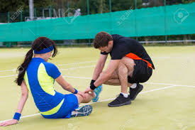 Una pelota de tenis por pareja. El Hombre Que Hace El Masaje A Su Pareja De Tenis Femenino Despues De Un Partido De Tenis En Una Corte Al Aire Libre En Verano O Primavera Fotos Retratos Imagenes Y