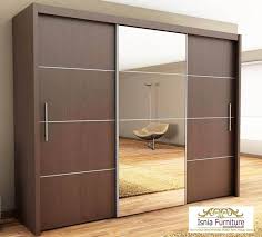 Dengan model pintu yang bisa digeser, tentu space ruang kamar jadi lebih teratur. Lemari Pakaian Sliding 3 Pintu