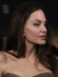 Se billederne: Angelina Jolie vækker opsigt med vildt smykke til premiere