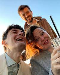 Ранее стало известно, что у ведущего даже есть претендентка на роль супруги, с которой он познакомился 12 лет назад. Aleksandr Gudkov Biografiya I Lichnaya Zhizn Foto Sashi V Instagram Gudkov Zhenilsya Foto Zheny Luchshie Vystupleniya Aleksandra V Kvn I Kamedi Vumen Zhurnal Cosmopolitan