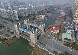 الصين تثبيت جسر على غرار جسر لندن الشهير يضم أربعة أبراج بطول 40 متر ا في مدينة جيانغسو tower bridge london tower bridge london landmarks