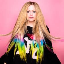 At the time, she seemed to be in her backyard and when the chorus hits, the clip transitions to show not avril, but an actual skater boy, none other than tony hawk, who proceeds to do some tricks on the ramp while also wearing the iconic tie! Avril Lavigne Avrillavigne Twitter