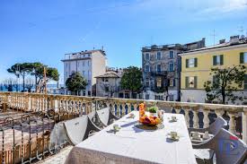 Für alle, die ein haus am gardasee kaufen wollen, immobilienangebote für häuser, wohnungen, appartements, einen zweitwohnsitz in italien. Ferienwohnung Gardasee Ferienwohnung Desenzano Del Garda