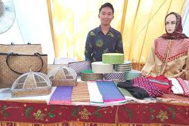 Berjumpa lagi dengan saya, cowok manis sedikit humoris ! Kerajinan Khas Anyaman Pita Dikembangkan Di Tulang Bawang Barat Antara News Lampung
