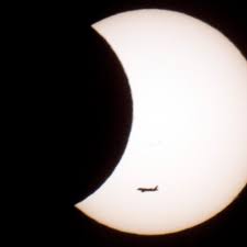 Bei einer sonnenfinsternis tritt der mond in die achse zwischen erde und sonne. Spektakel Am Himmel Sofi 2015 Hier Gibt S Die Besten Infos Zur Sonnenfinsternis Shz De