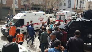 Patlamada yaralananlar, 112 acil servis ekiplerince kentteki hastanelere kaldırıldı. Diyarbakir Da Patlama Anadolu Ajansi