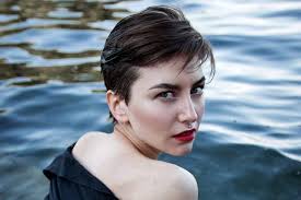 Dai venti ai trent'anni si spazia spesso con lo stile, passando da un taglio lungo a uno corto senza pensarci troppo. Pro E Contro Dei Capelli Corti