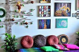 Tanpa banyak perabot, kamu sudah bisa mendapatkan ruang tamu sederhana yang nyaman dan indah desain ruang tamu yang satu ini menerapkan konsep penuh warna dengan motif ceria yang. 10 Inspirasi Desain Ruang Tamu Tanpa Sofa Di Rumah Yang Bikin Akrab