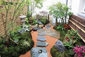 un decor japonais dans un petit jardin a l ombre scenes de jardins small japanese garden pagoda garden zen garden design
