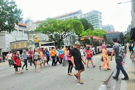 Sejumlah jalan yang tidak steril akan penyeberang jalan sembarang seperti di bundaran hotel indonesia. 1 Pejalan Kaki Menyeberang Di Tempat Penyeberangan Yang Disediakan Tertib Dan Tidak Sembarang Menyeberang Bas Suara Hkbp Demokrasi Kasih Dan Toleransi