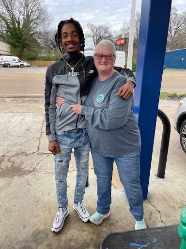 ❤️ Teen Pays for Stranger's Gas at Memphis Gas Station Olivia Binns  Jennings pulled into a Marathon station in Binghampton, Memphis, joking  with two young men ahead of her. One teenager, Amir,