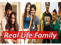 Real Life Family Of Kuch Rang Pyar Ke Aise Bhi Actors Youtube Kuch rang pyar ke aise bhi is a mature love story of devrath dixit, a successful business tycoon and dr. real life family of kuch rang pyar ke aise bhi actors