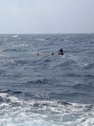 «σπεύδουν σκάφη για να περισυλλέξουν τους ναυαγούς, ενώ στο. Mooxemx Crpb1m