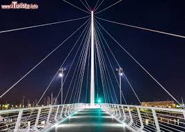 Guests can stay in casa vacanza il ponte apartment supplied with free parking, a designated smoking place and a restaurant. Il Porto Di La Spezia Visto Di Notte E Il Ponte Foto La Spezia
