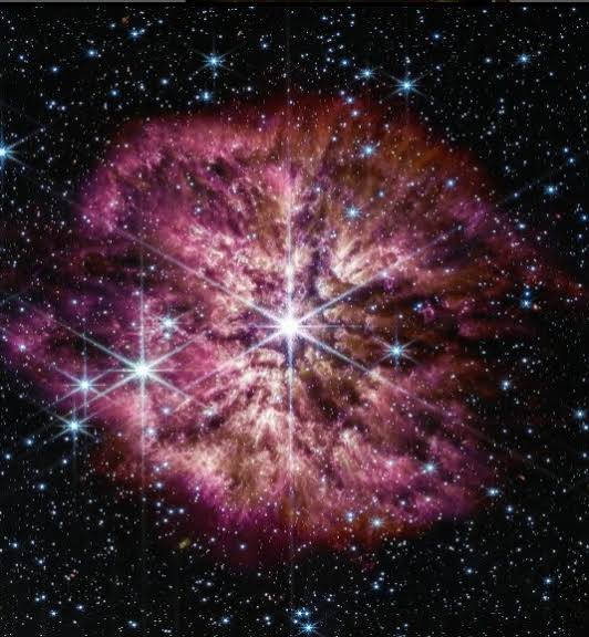 La intensa y efímera vida de una estrella Wolf-Rayet✨ El núcleo de toda estrella se alimenta de la fusión nuclear, en la que los elementos más ligeros se fusionan para formar