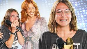 In den liveshows sind die kandidaten auf die meinung der zuschauer angewiesen, nicht mehr auf die der juroren. Dsds 2020 Oana Nechiti Schickt Carolin Mit Ihrer Goldenen Cd In Den Auslands Recall