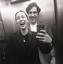 Il ragazzo lavora nel settore della moda, o meglio è senior assistant per il marchio tory burch. Aurora Ramazzotti E Tommaso Zorzi Fidanzati Sui Social Ma Nella Realta Lei Bacia Un Altro Le Foto Gossip